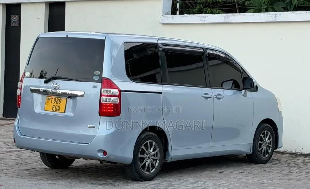 Toyota Noah 2.0 143hp AWD (7 Seater) 2010 Silver