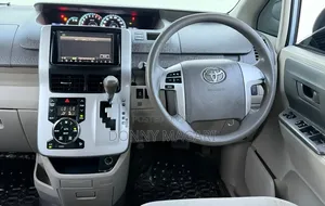 Toyota Noah 2.0 143hp AWD (7 Seater) 2010 Silver
