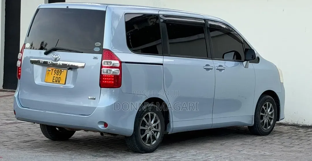 Toyota Noah 2.0 143hp AWD (7 Seater) 2010 Silver