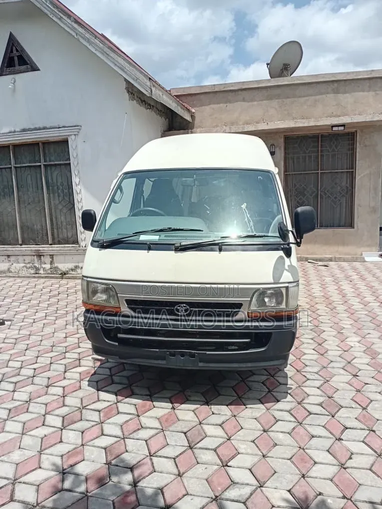 Toyota HiAce 2001 White
