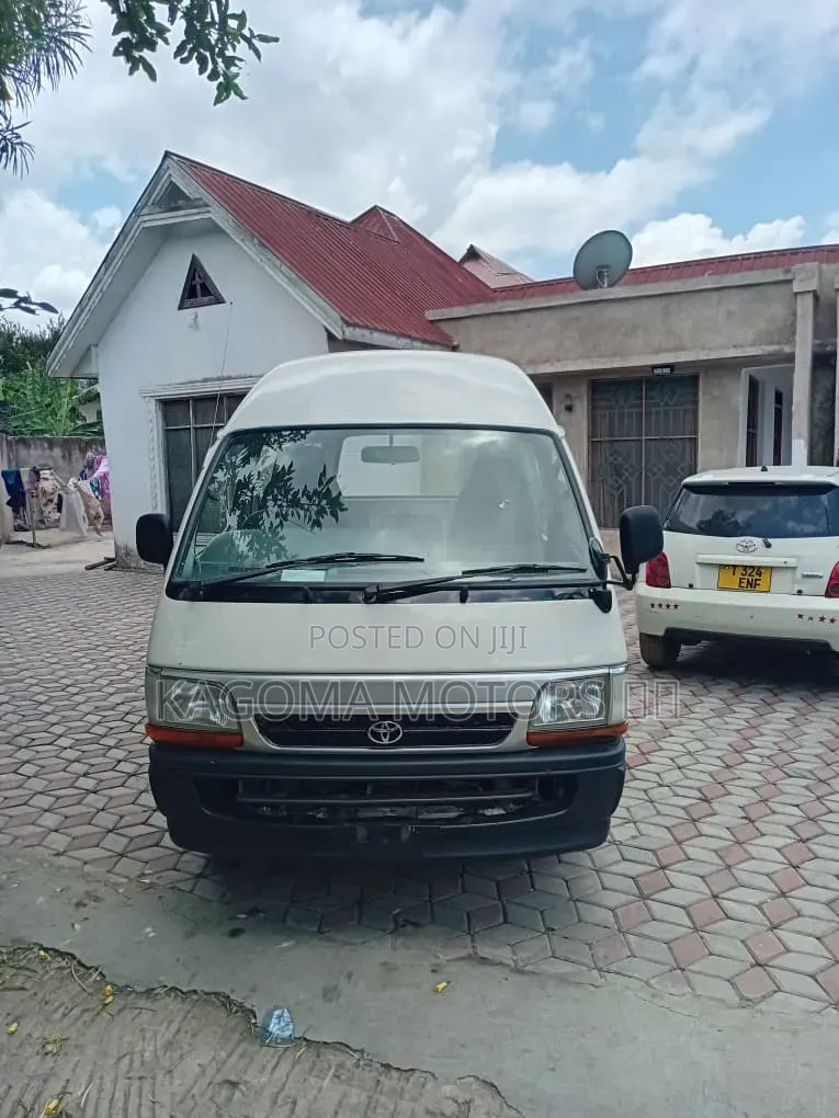Toyota HiAce 2001 White