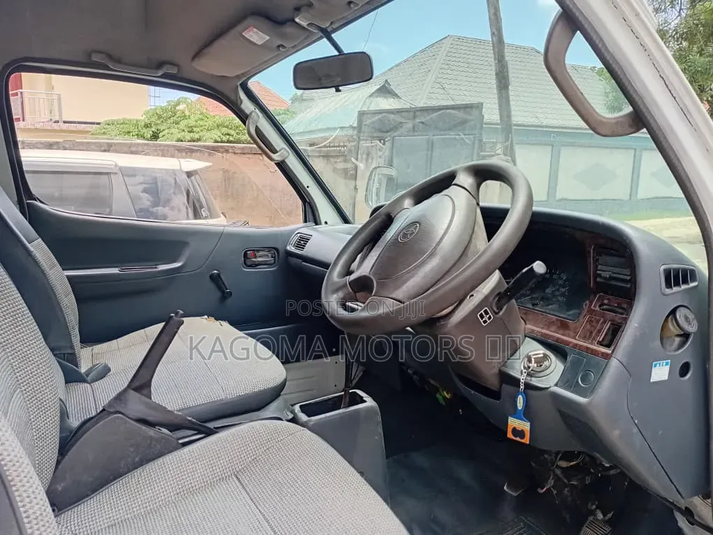 Toyota HiAce 2001 White