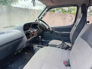 Toyota HiAce 2001 White