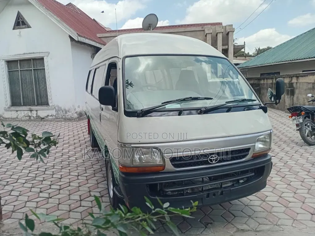 Toyota HiAce 2001 White