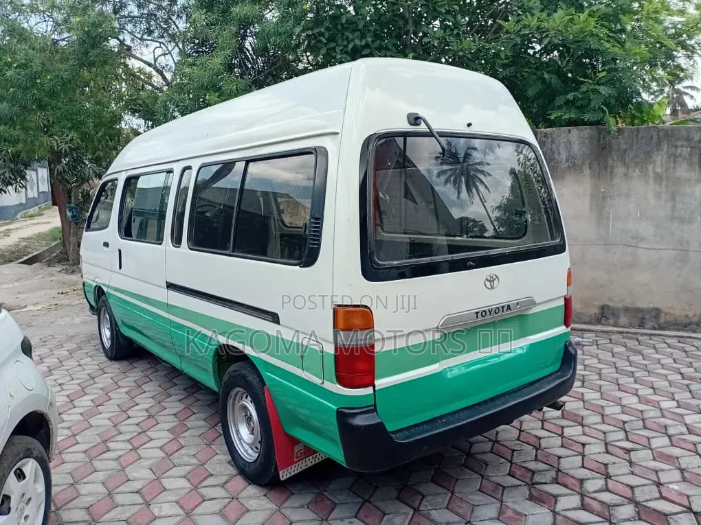 Toyota HiAce 2001 White