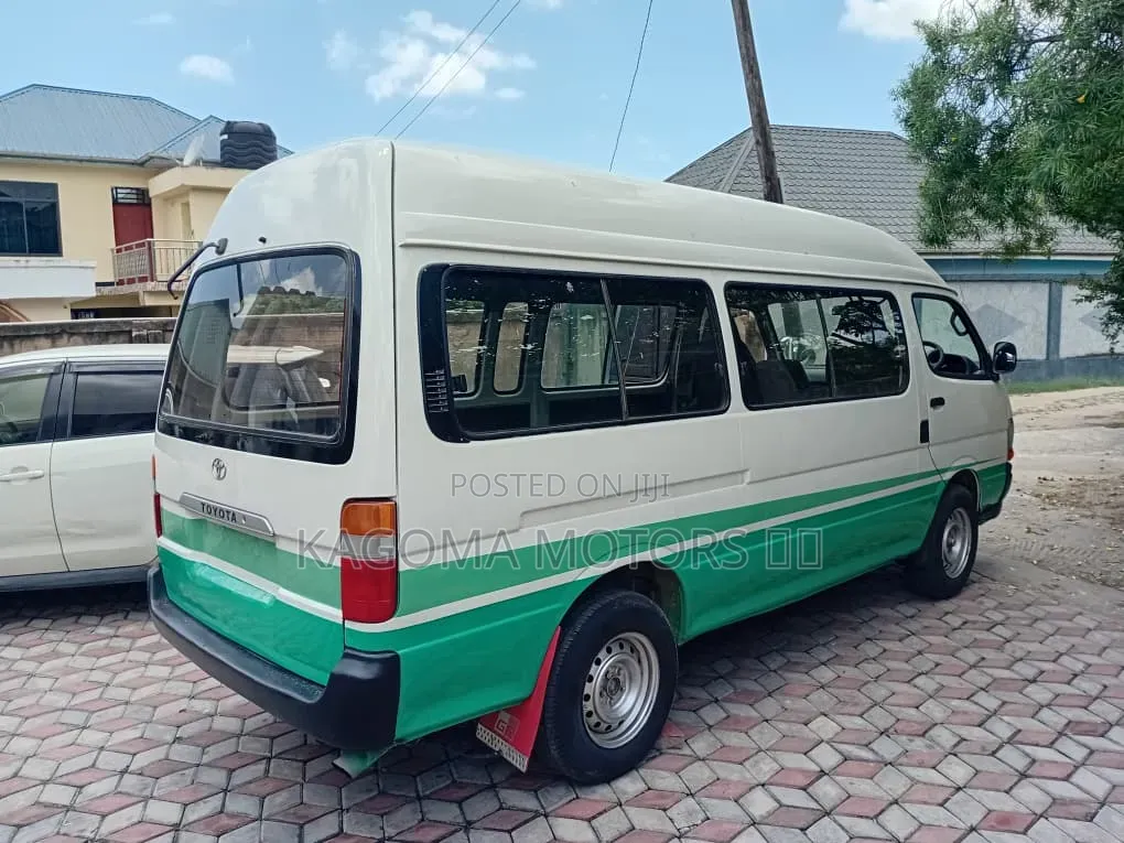 Toyota HiAce 2001 White