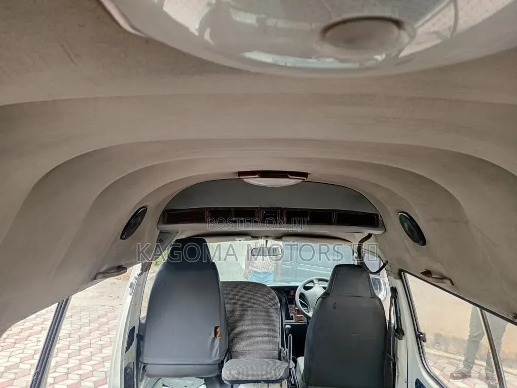 Toyota HiAce 2001 White