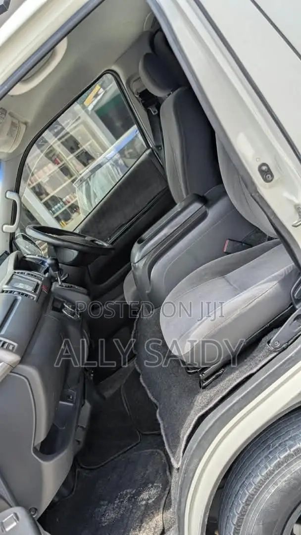 Toyota HiAce 2011 White
