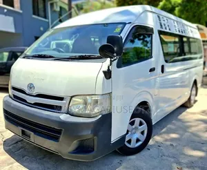 Toyota Quantum 2010 White