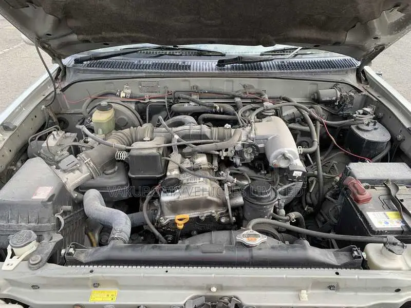 Toyota Hilux Surf 2000 Silver