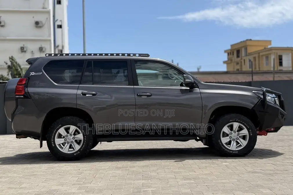 Toyota Land Cruiser Prado 2023 Gray