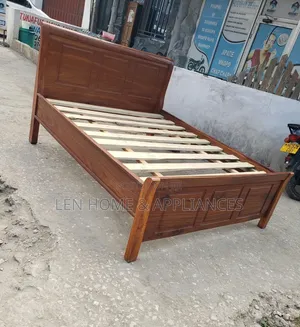 Kitanda Mbao Ngumu 5/6 Very Clean