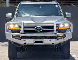 Toyota Land Cruiser LC300 2023 Silver