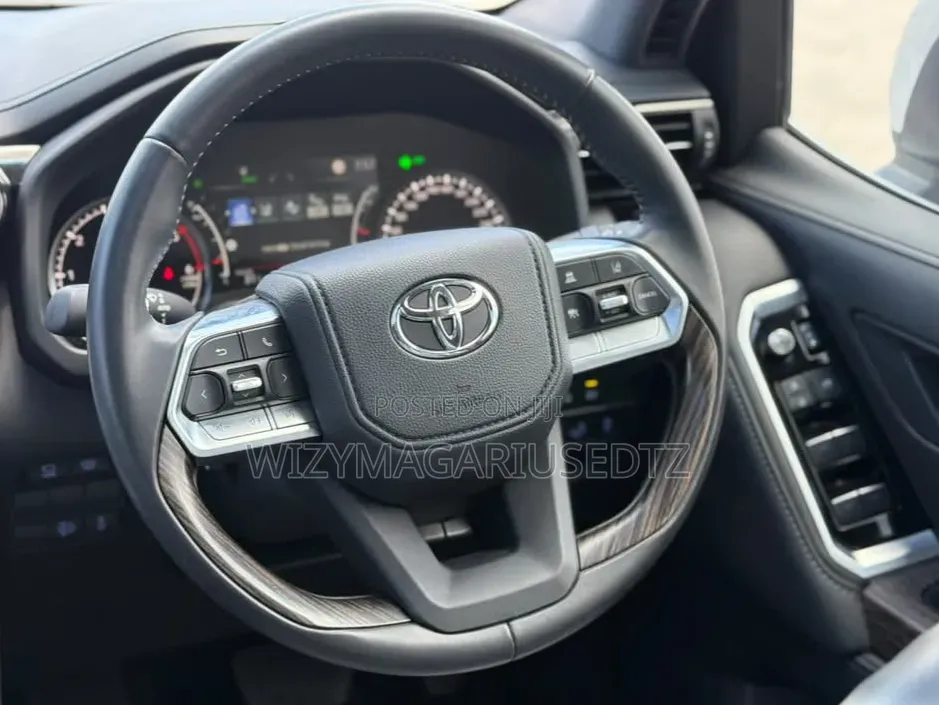Toyota Land Cruiser LC300 2023 Silver