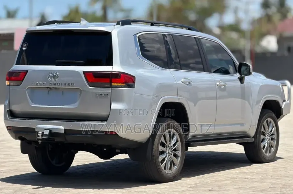 Toyota Land Cruiser LC300 2023 Silver