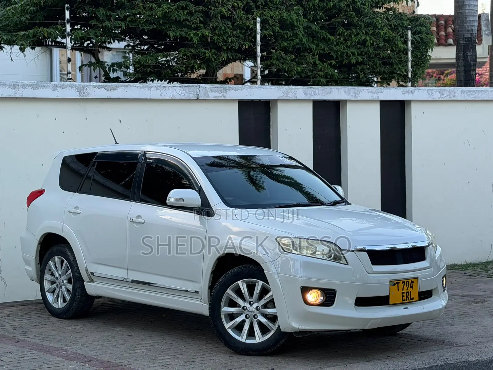 Toyota Vanguard 2011 White