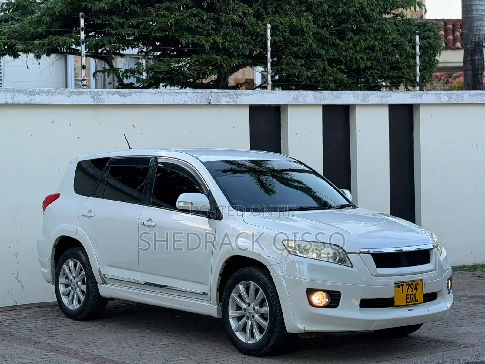 Toyota Vanguard 2011 White