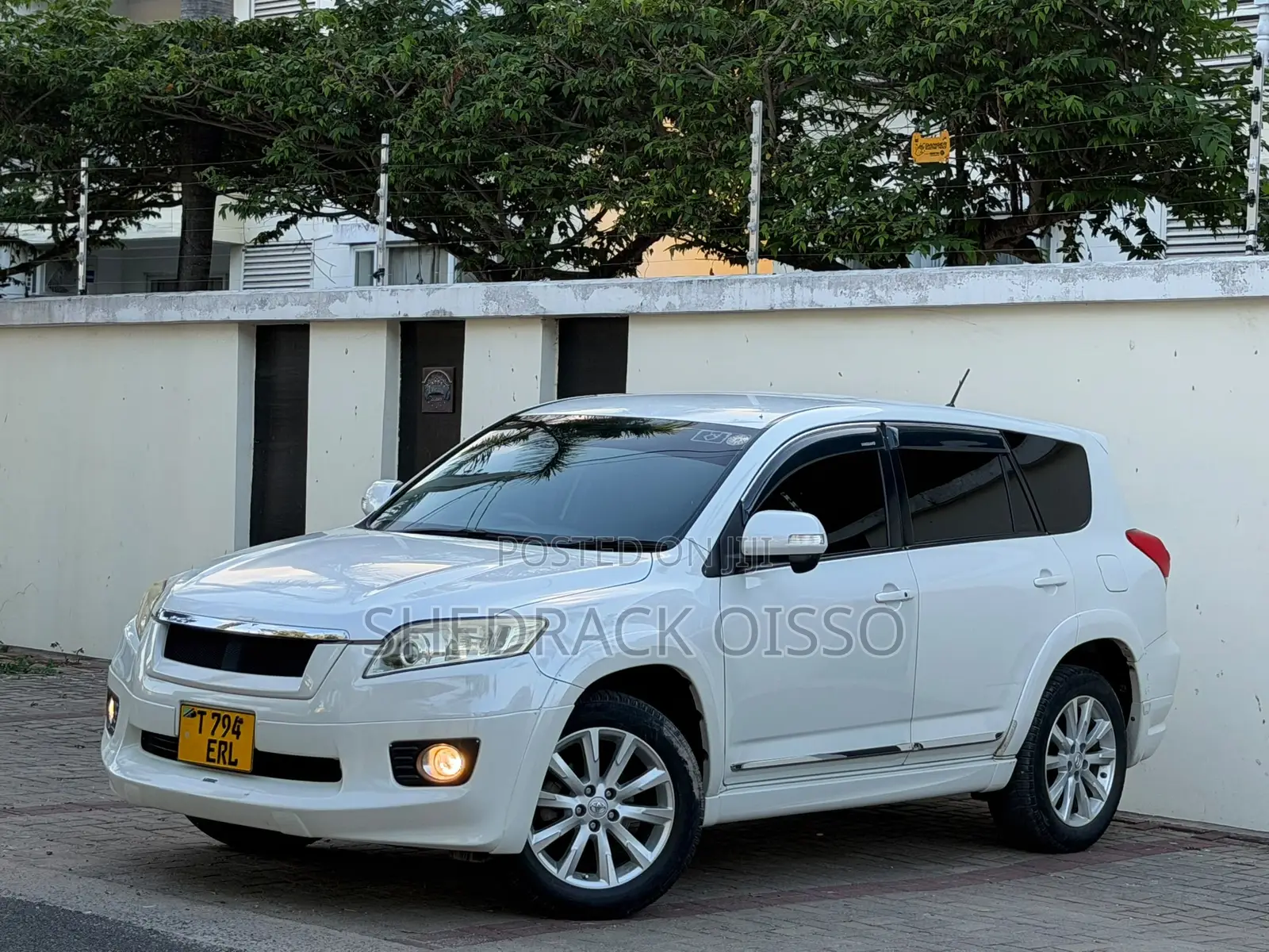 Toyota Vanguard 2011 White