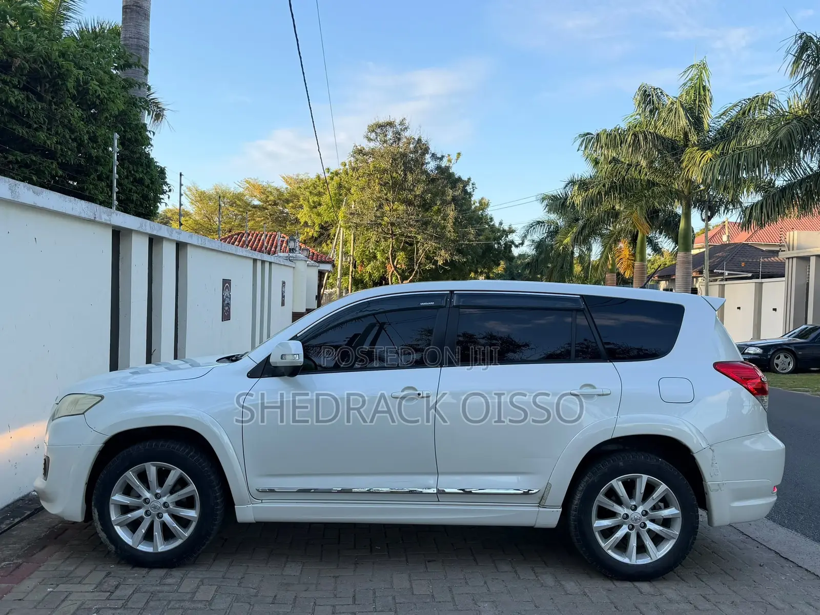 Toyota Vanguard 2011 White