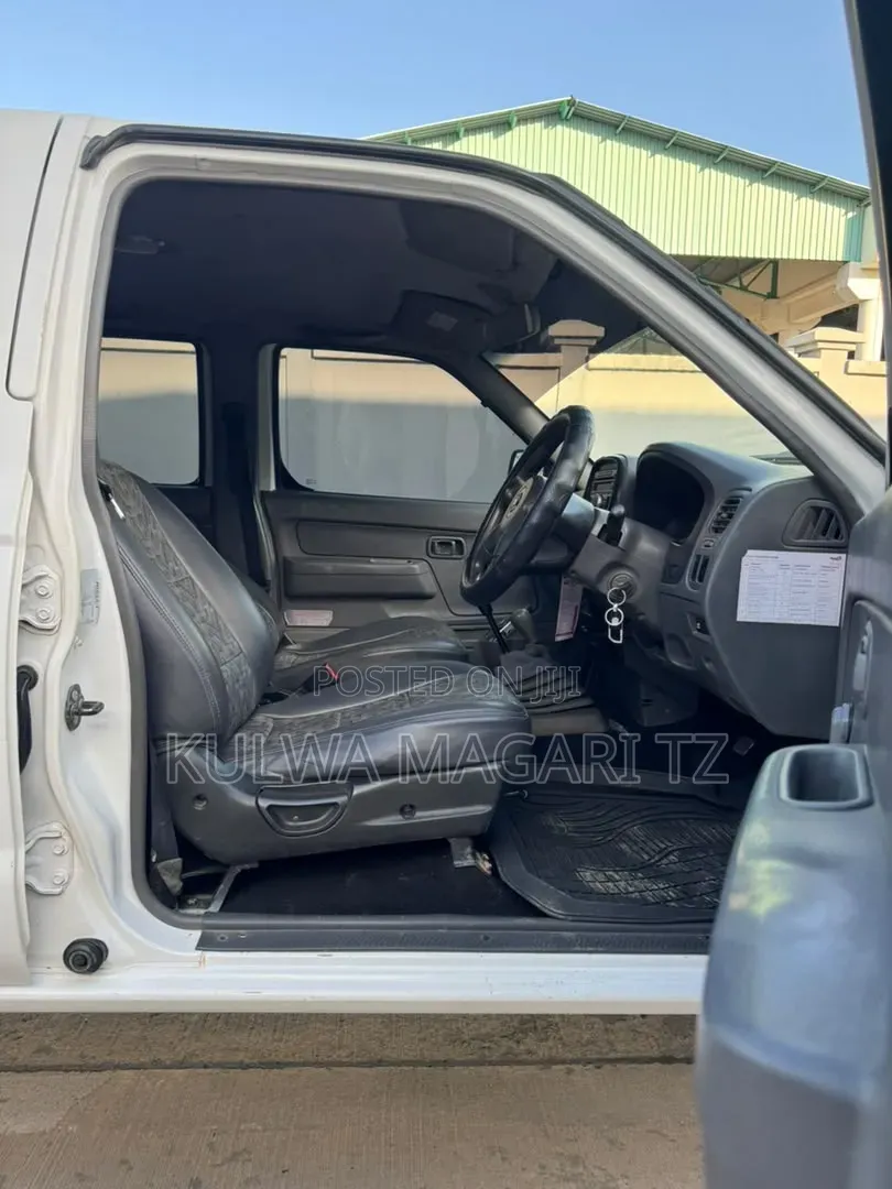 Nissan Hardbody 2019 White