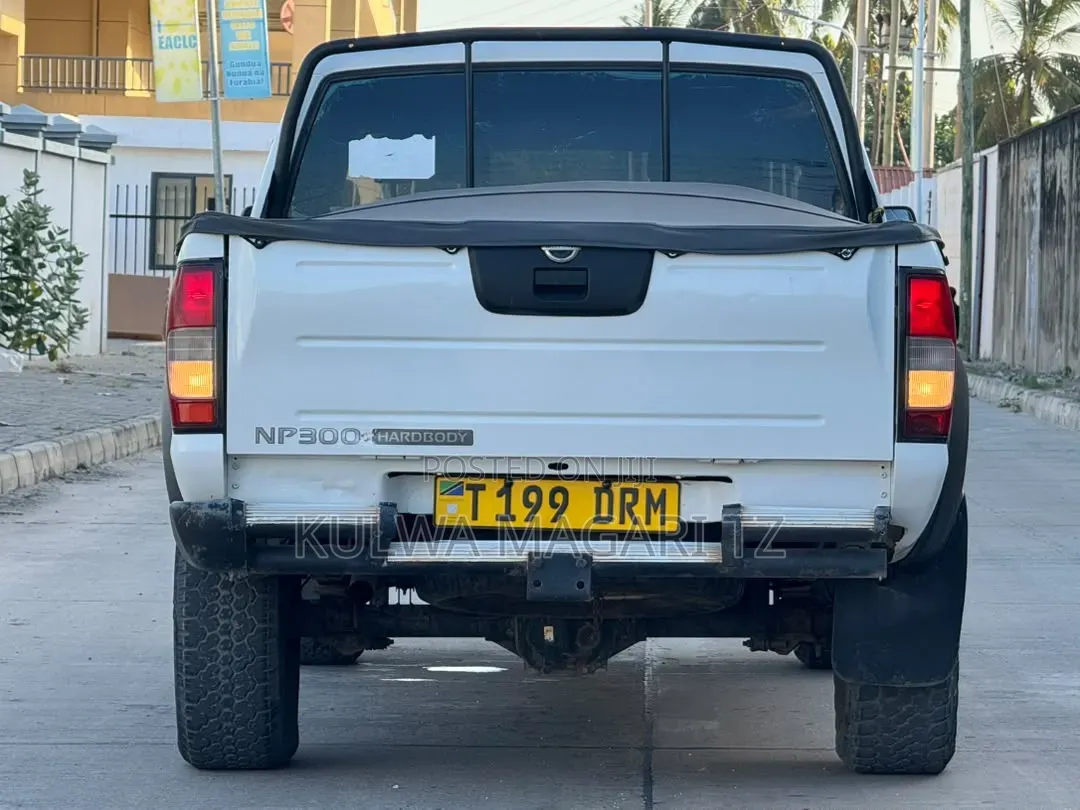 Nissan Hardbody 2019 White