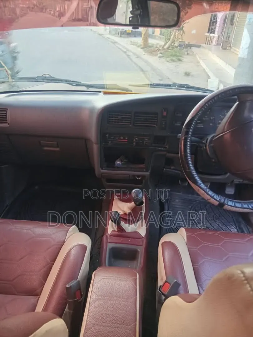 Toyota Hilux 2004 Brown