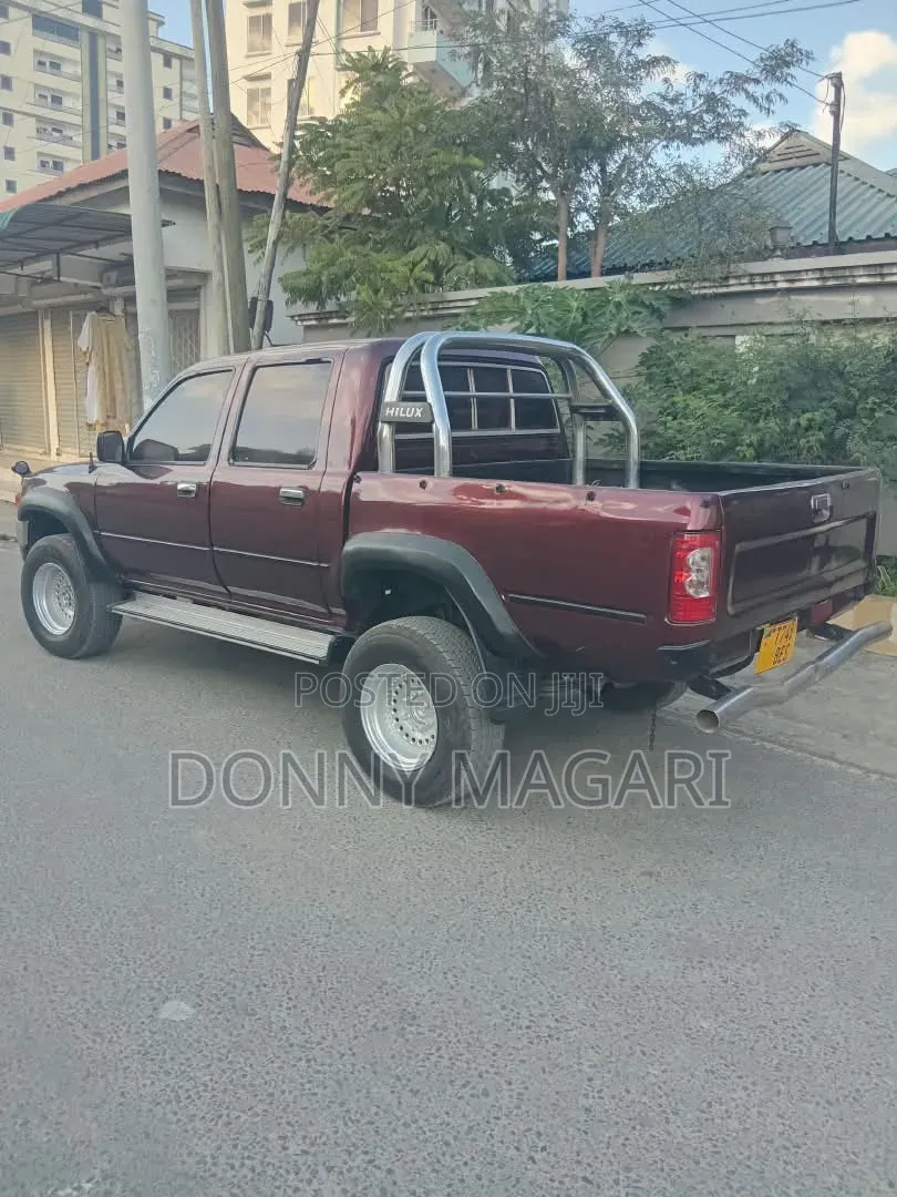 Toyota Hilux 2004 Brown