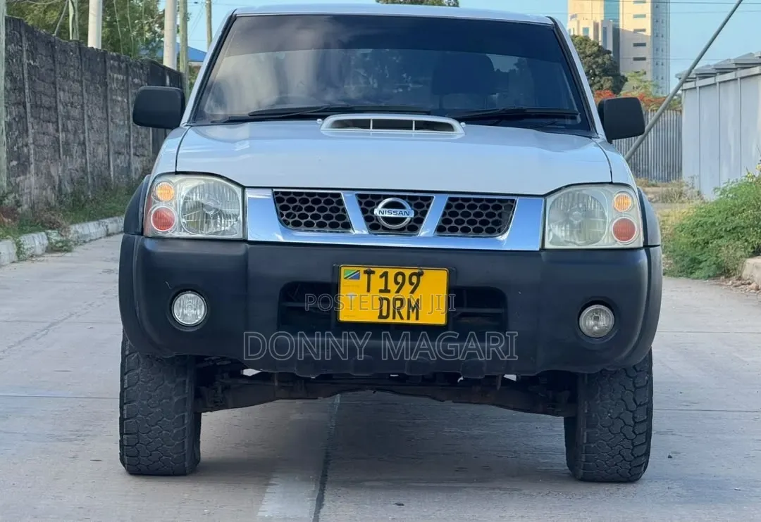 Nissan Hardbody 2019 White