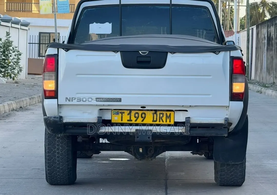 Nissan Hardbody 2019 White