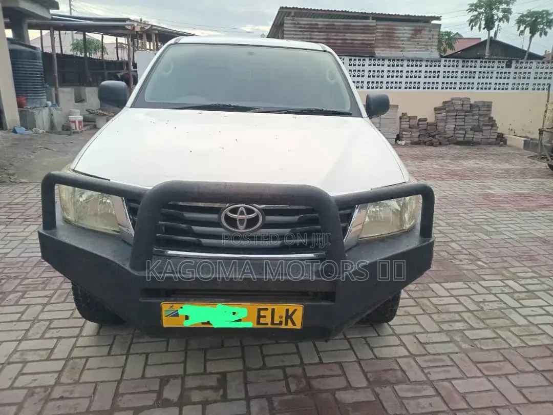 Toyota Hilux 2011 White