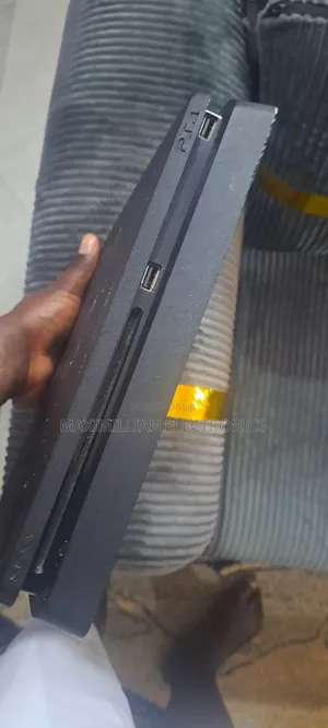 Sony PlayStation 4 Slim Consile