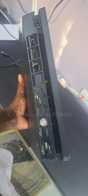 Sony PlayStation 4 Slim Consile