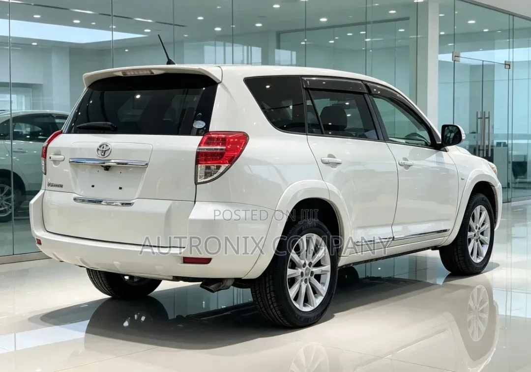 Toyota Vanguard 2011 Off white