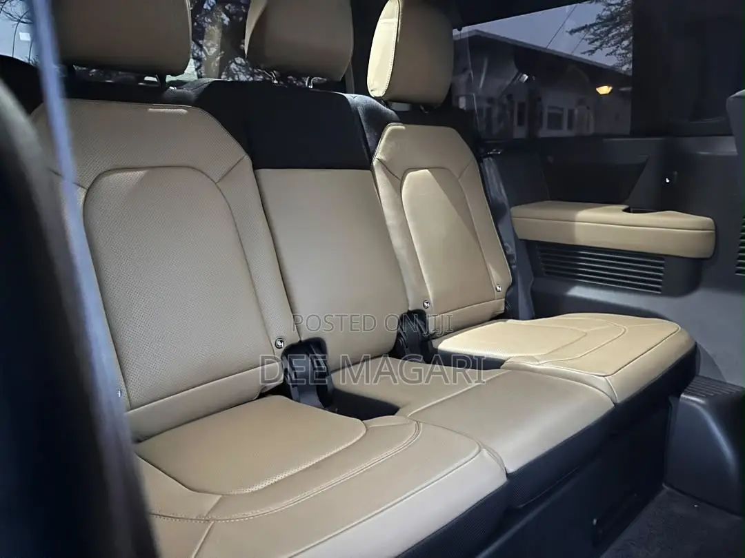 Land Rover Defender 2025
