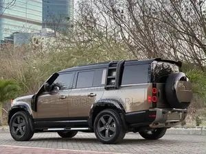 Land Rover Defender 2025