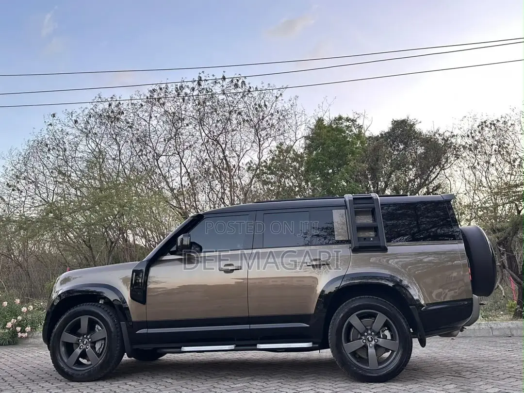 Land Rover Defender 2025