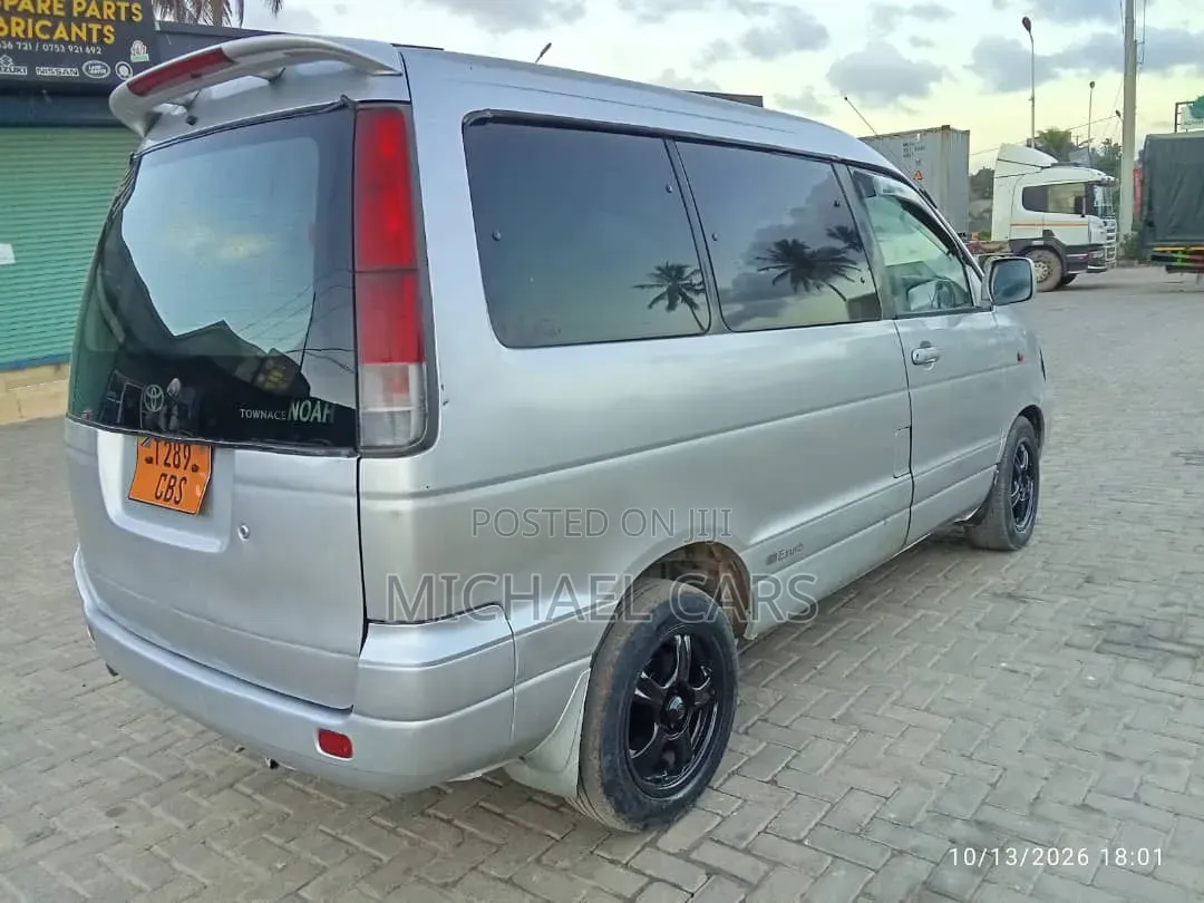 Toyota Noah 2001 Silver
