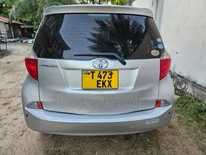 Toyota Ractis 2012 Silver