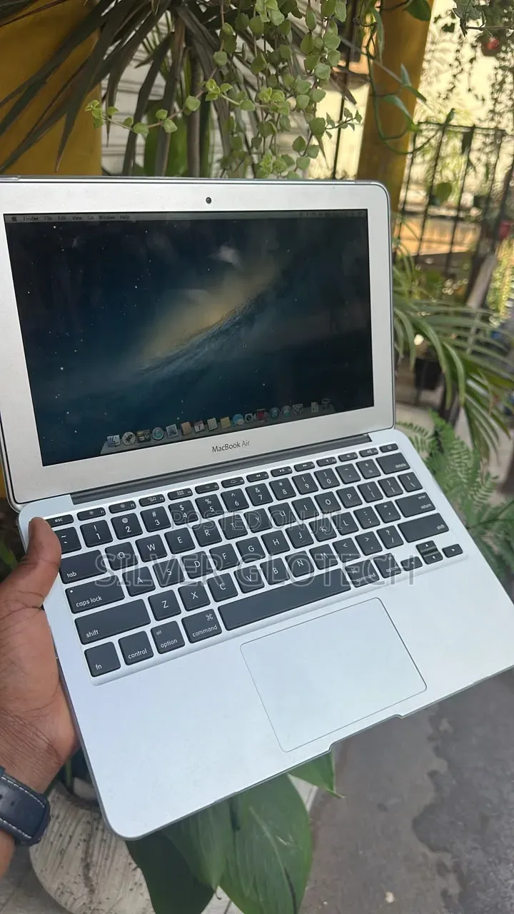 New Laptop Apple MacBook Air 4GB Intel Core i5 SSD 256GB