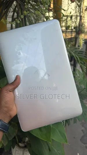 New Laptop Apple MacBook Air 4GB Intel Core i5 SSD 256GB