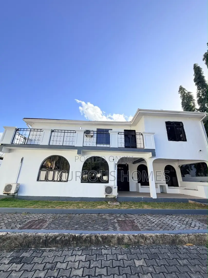 14 Bedrooms Office House for Rent – Masaki