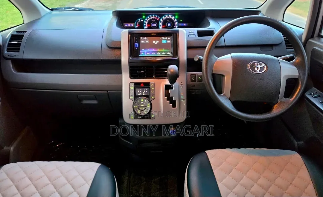 Toyota Noah 2008 Silver