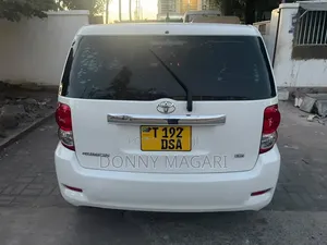 Toyota Corolla Rumion 2009 White