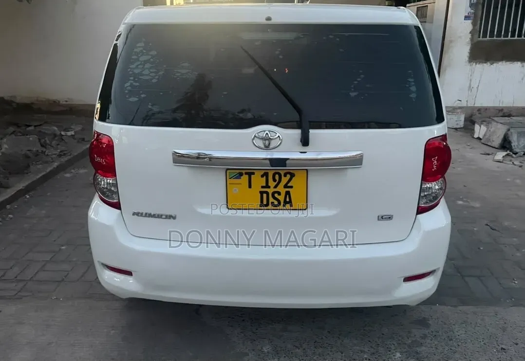 Toyota Corolla Rumion 2009 White