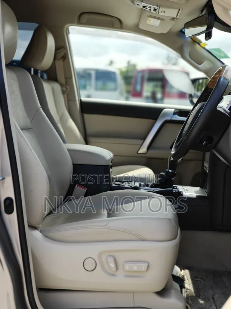Toyota Land Cruiser Prado 2023 Gray