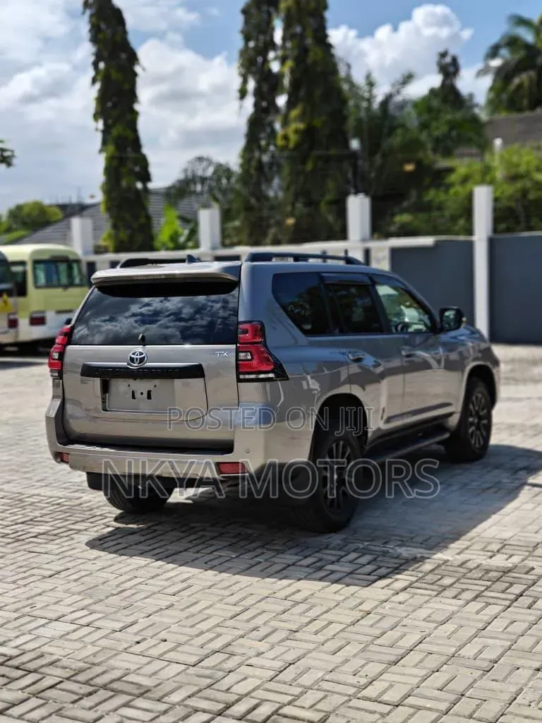 Toyota Land Cruiser Prado 2023 Gray