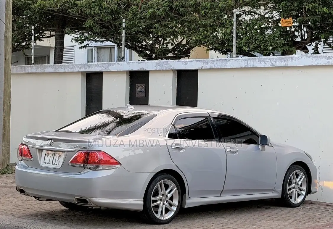 Toyota Crown 2011 Silver