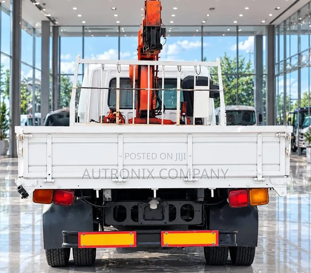 Mitsubishi FUSO Fighter Crane