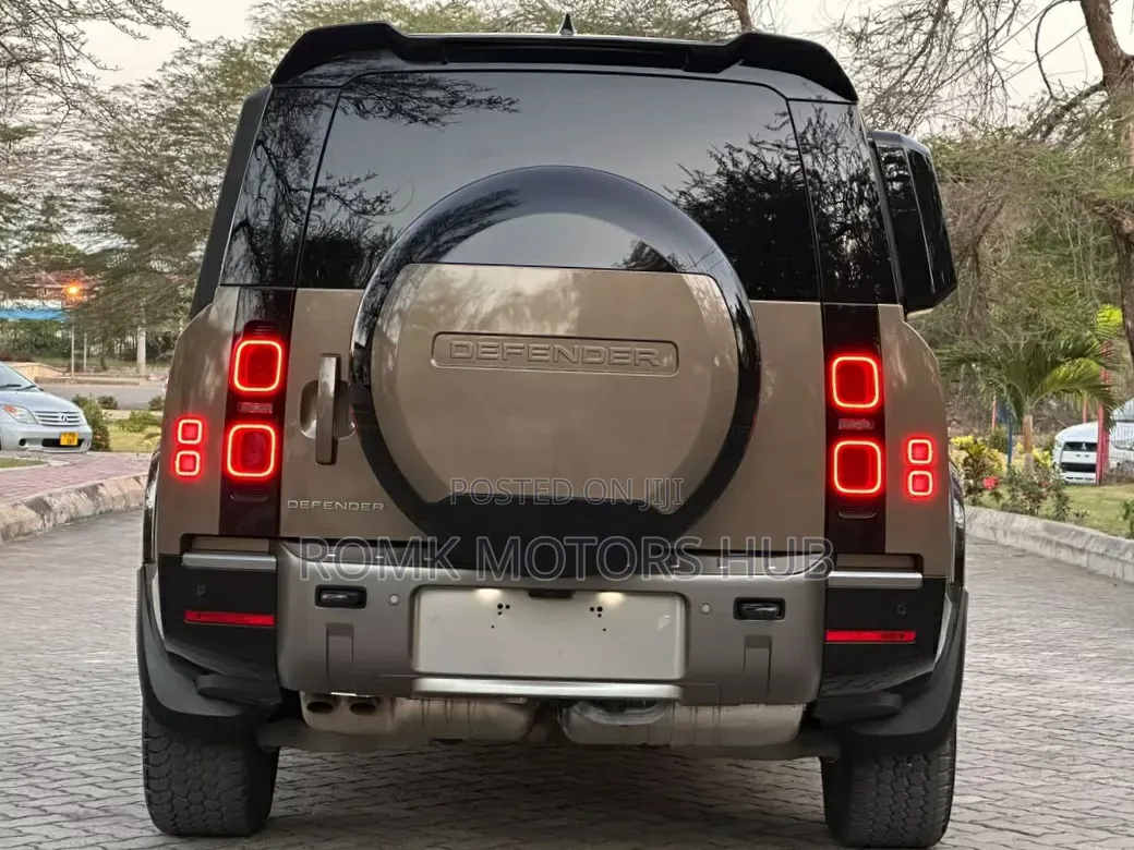 Land Rover Defender 2025 Brown