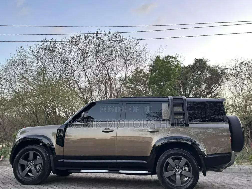Land Rover Defender 2025 Brown